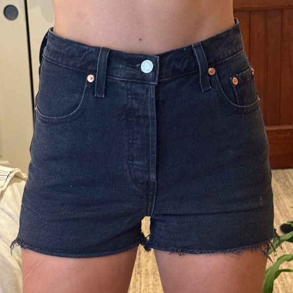 Levi’s Ribcage Shorts - Picture 4 of 6